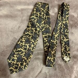 A. Foxx Ltd Italian Silk‎ Paisley Print Tie Classic Vintage Yellow Blue Necktie